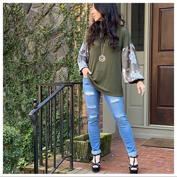 ✨LAST ONE✨Floral sleeves olive chic unique top - Picture 3 of 9